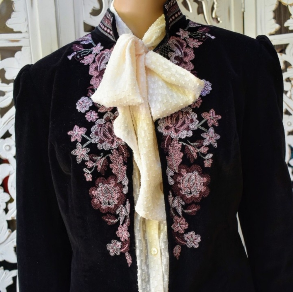 Vintage 80s/90s embroidered velveteen puffed sleev